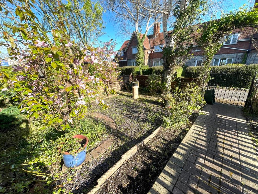Lot: 186 - MID-TERRACE CHARACTER COTTAGE FOR UPDATING - Front garden